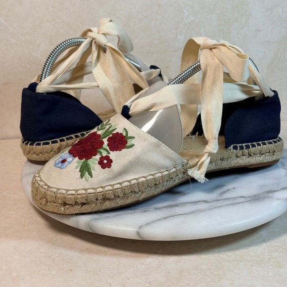 Brooks Brothers Shoes - Brooks Brothers Red Fleece Espadrille Sandals Floral Embroidered Woman's 8